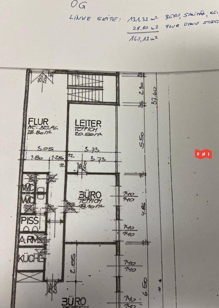 Handgezeichneter Grundriss des Obergeschosses mit Büroräumen, Flur, Treppe und Sanitäranlagen.