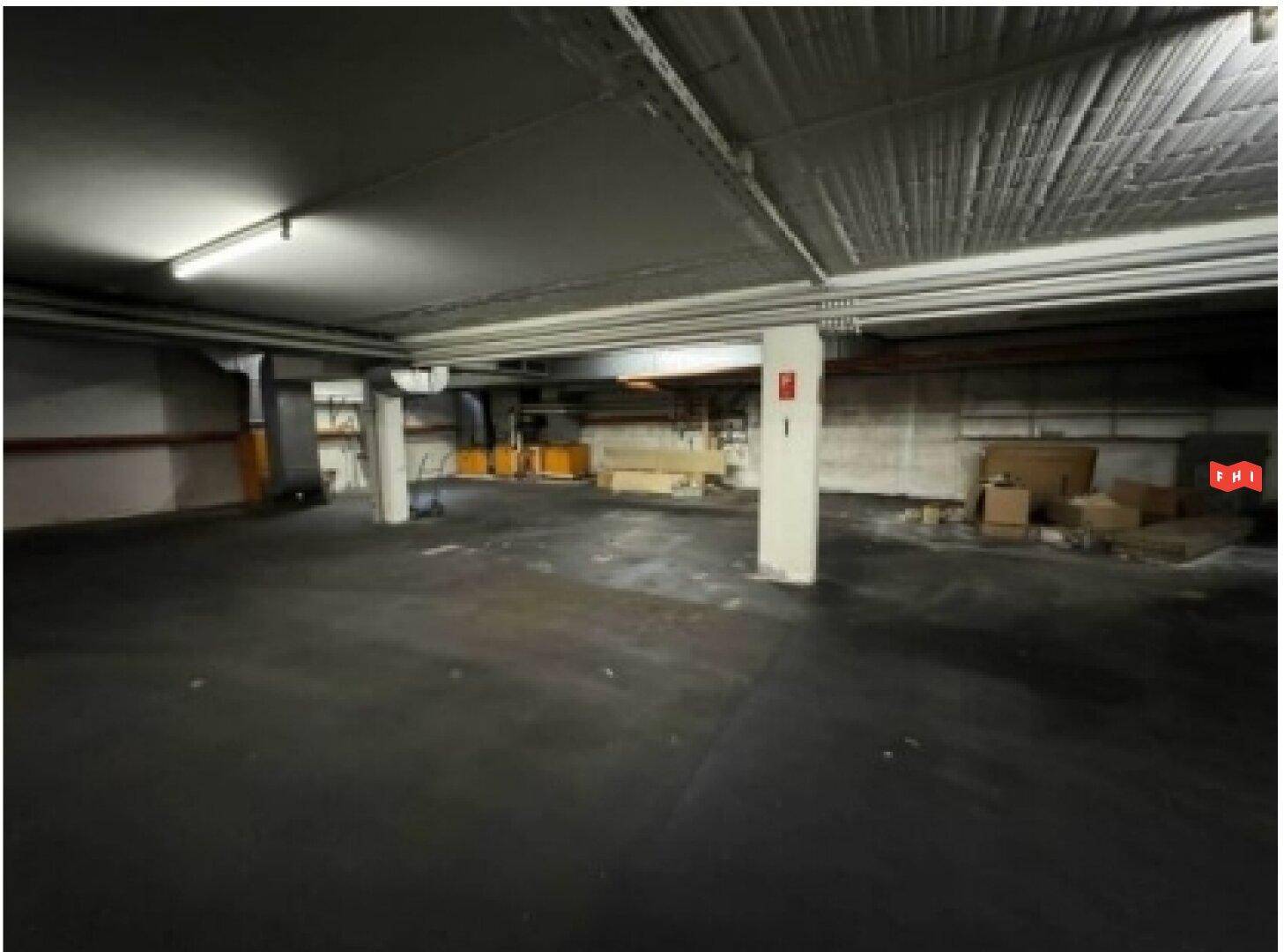 Geräumige Tiefgarage mit Betonpfeilern und Beleuchtung, die viel Platz bietet.