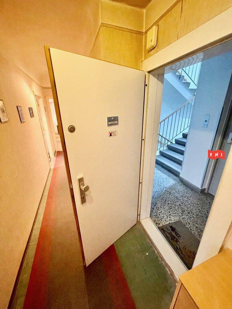 Eingangstür der Wohnung von innen, die sich zum Treppenhaus öffnet.