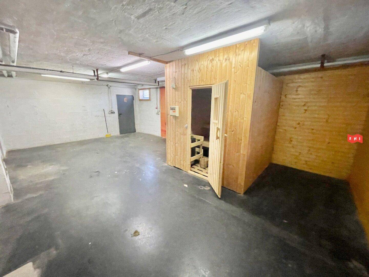 Geräumiger Kellerraum mit integrierter Holzsauna und viel Platz.