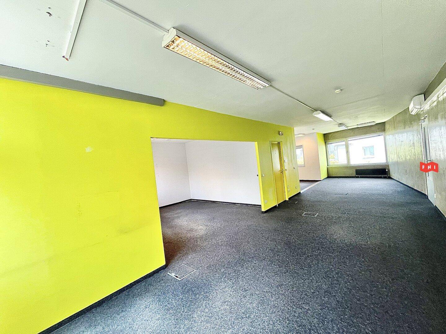 Helle Büroflächen mit Doppelboden