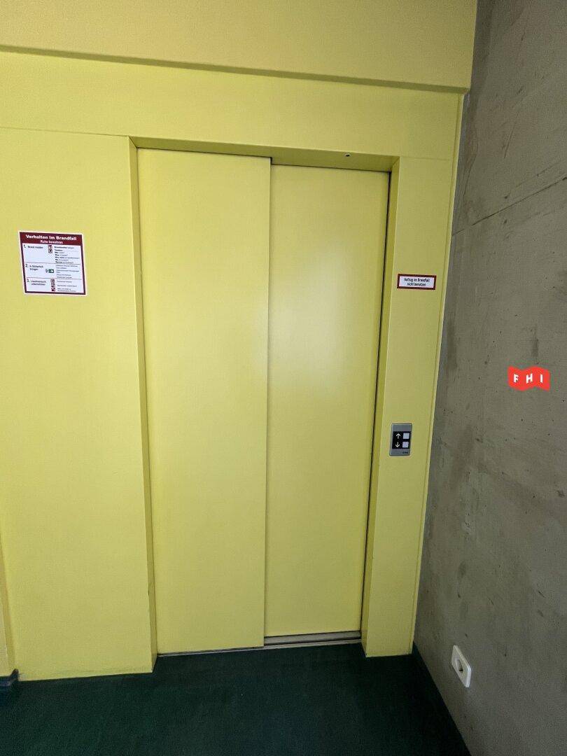 Aufzug in beiden Gebäuden