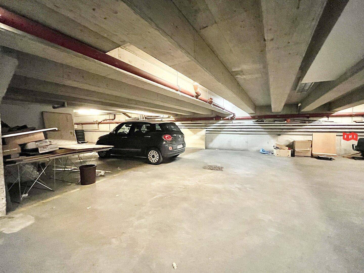 Platz für 9 PKWs und Motorräder