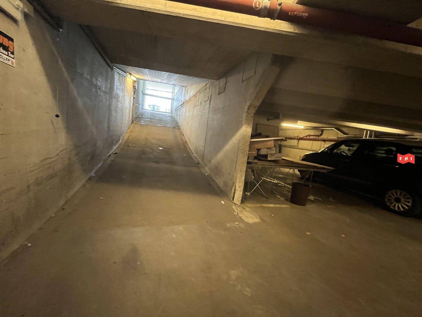 Einfahrt direkt unter dem Gebäude