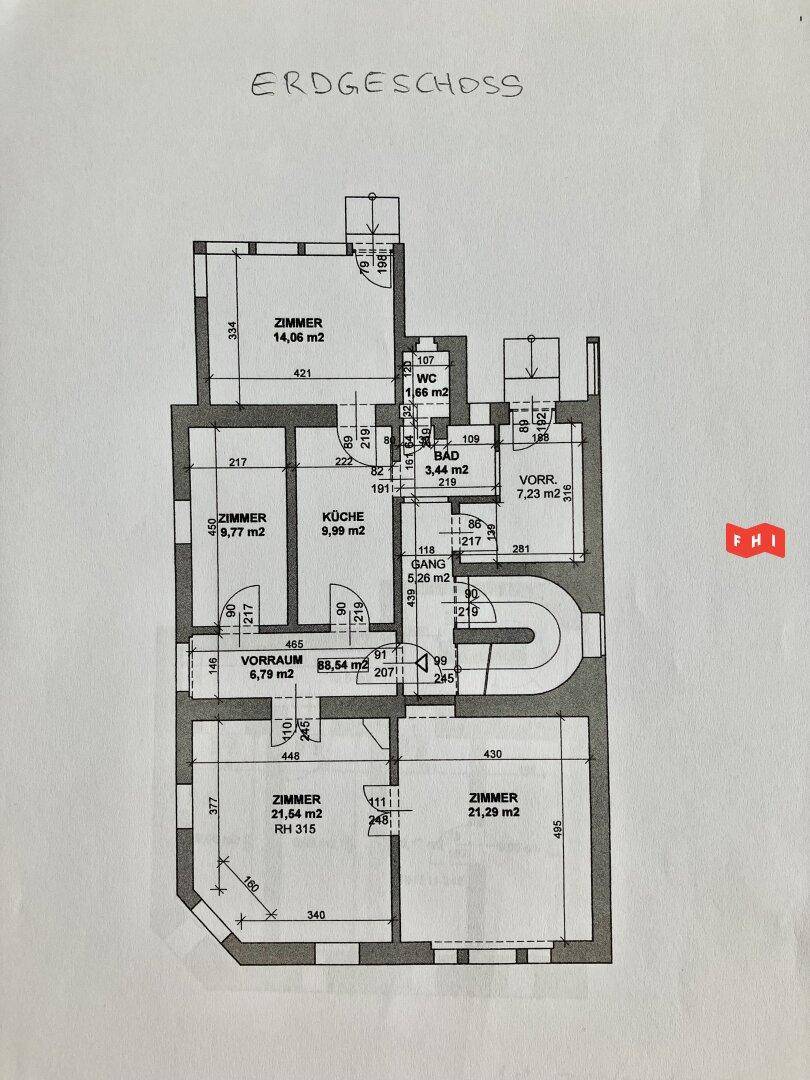 Grundriss des Erdgeschosses mit mehreren Zimmern, Küche, Bad und WC.
