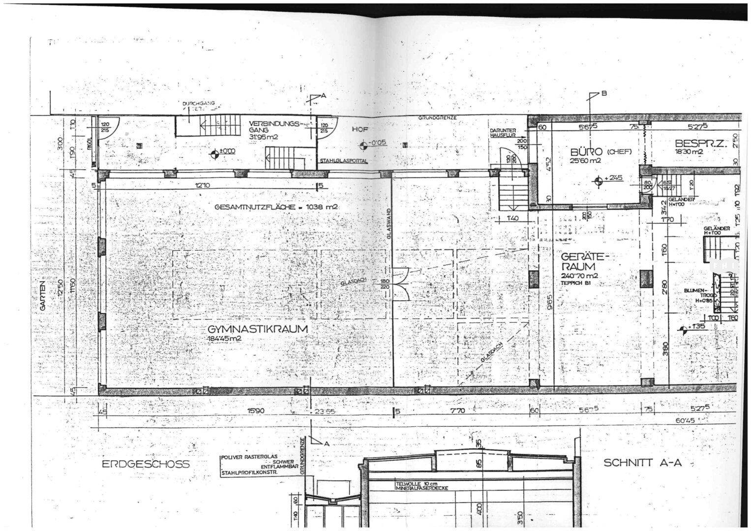 Grundriss des Erdgeschosses mit großem Gymnastikraum, Büros und Geräteräumen.