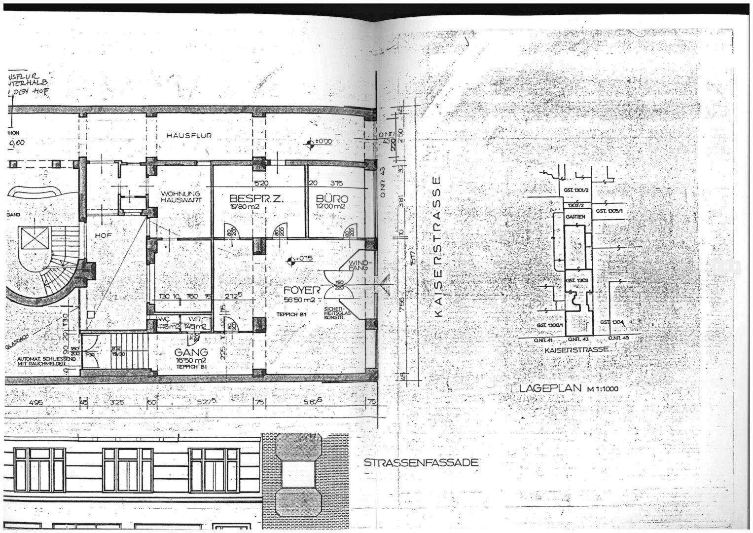 Lageplan und Grundriss des Erdgeschosses mit Büros, Foyer und Zugang zum Hof.