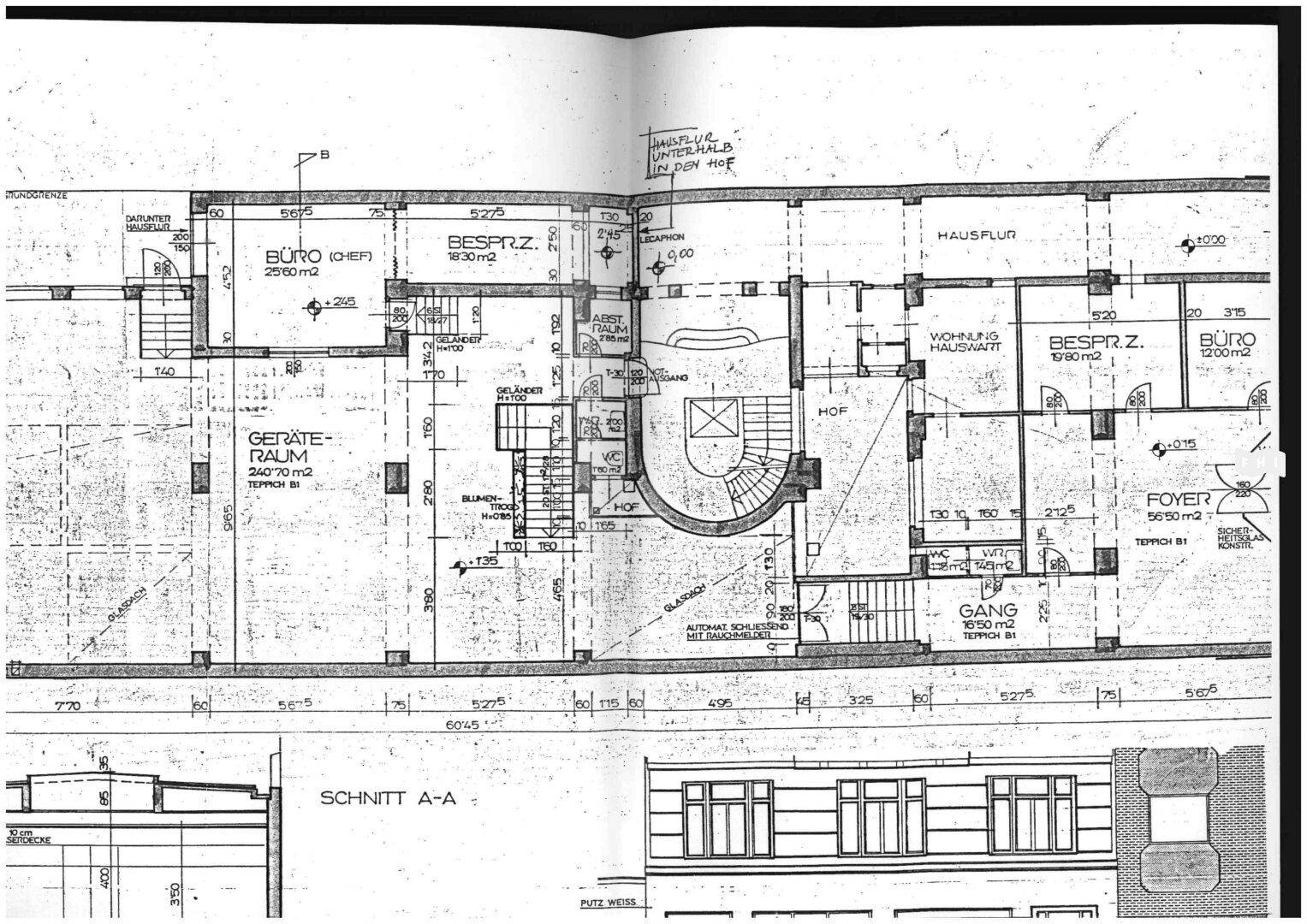 Detaillierter Grundriss des Erdgeschosses mit Gymnastikraum, Büros und Foyer.