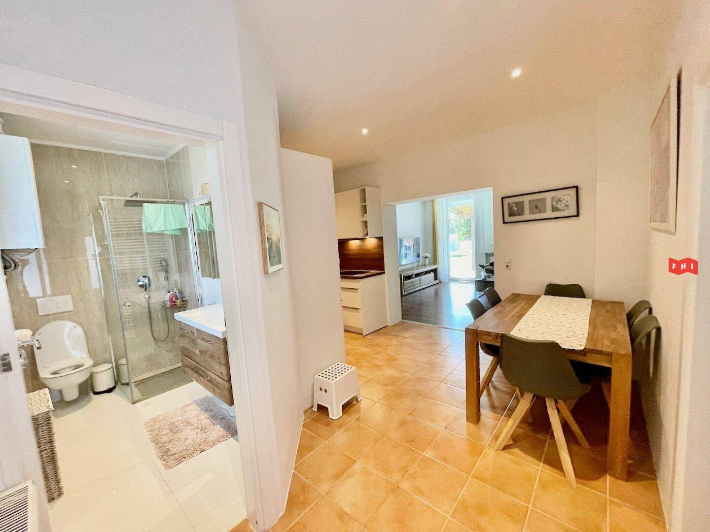 Renoviertes 3 Zimmer Haus mit Überdachter Terrasse, 2 Autoabstellplätzen &amp; Klimaanlage Nähe Stadtgrenze Wien/Groß Enzersdorf – další