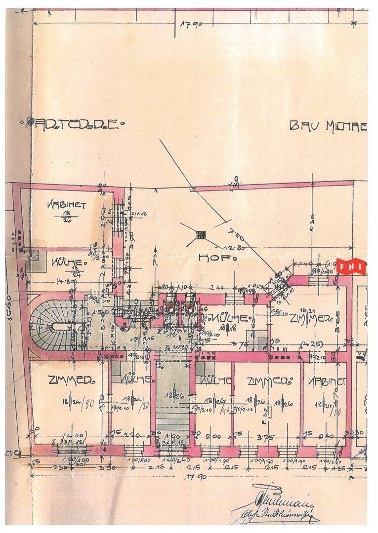 Historischer Grundrissplan mit detaillierter Raumaufteilung für mehrere Wohneinheiten und einem zentralen Innenhof.
