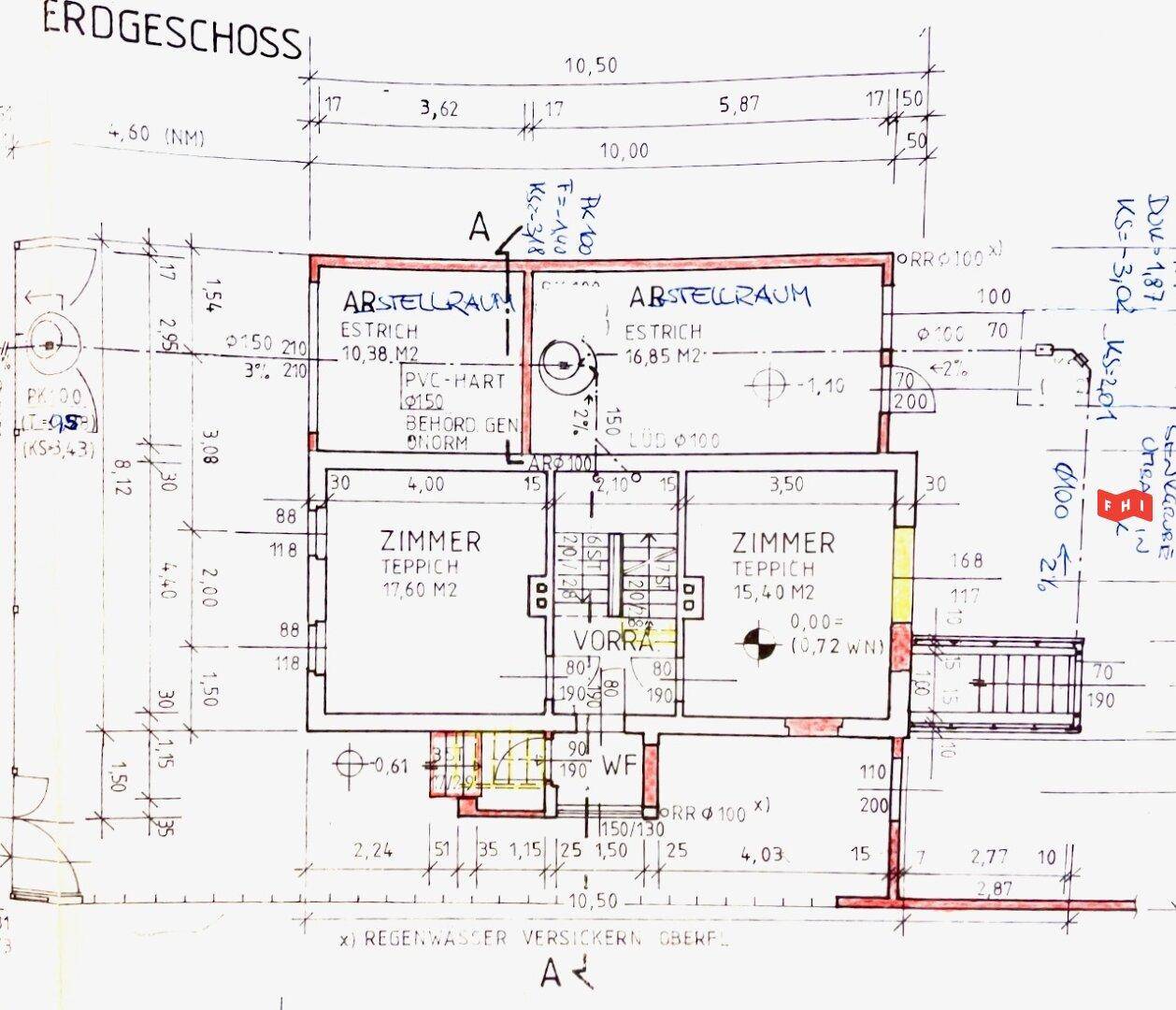 Grundriss des Erdgeschosses mit mehreren Zimmern, Abstellräumen und Treppenhaus.