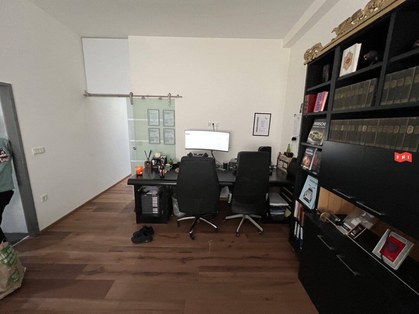 Geschäftshaus mit schöner Dachgeschosswohnung in Traun – další