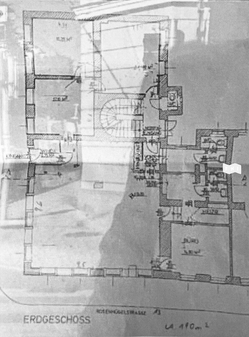 Schwarz-weißer Grundriss des Erdgeschosses mit mehreren Räumen und Wendeltreppe.