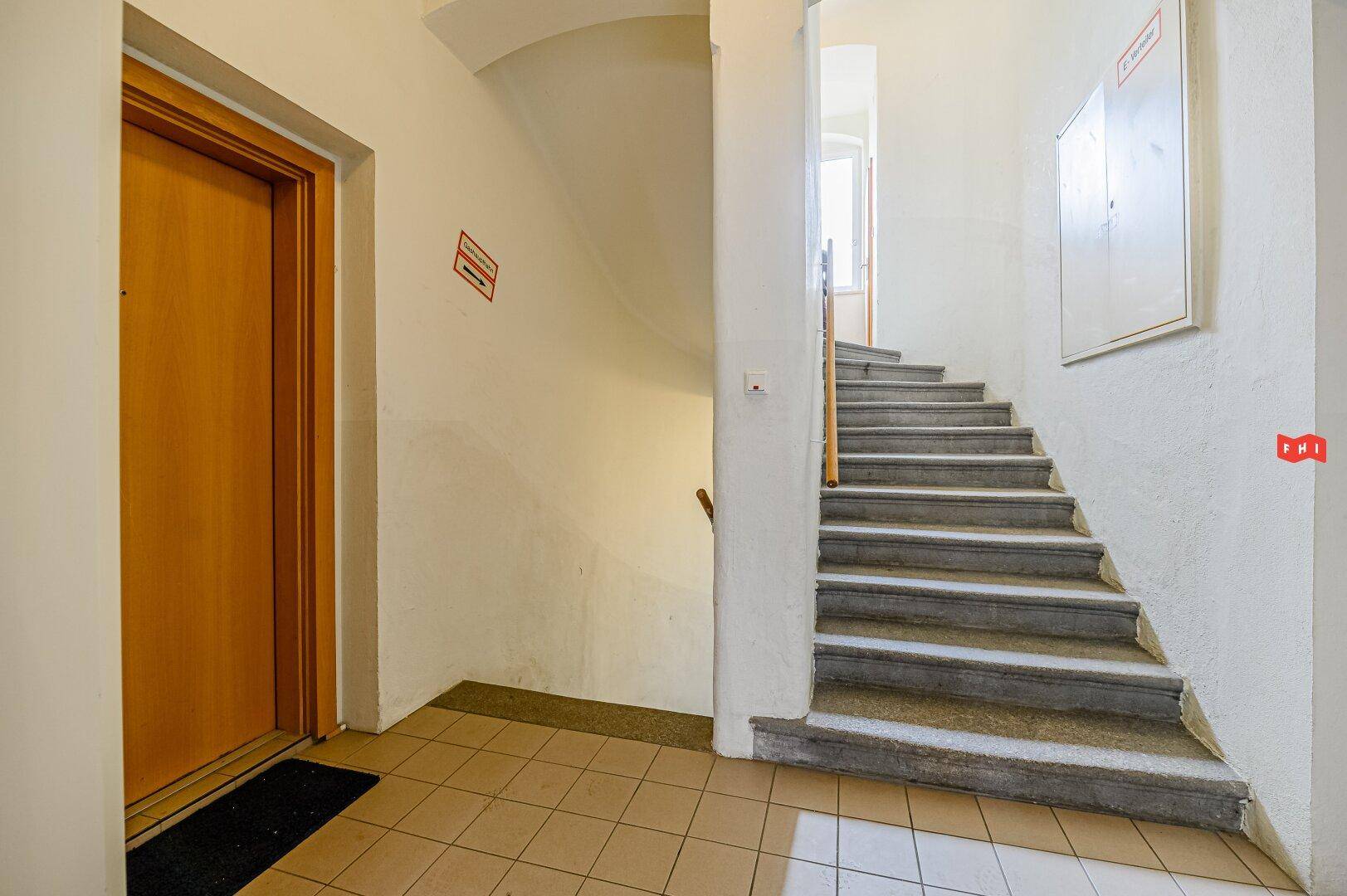 Treppenhaus und Aufzug im Eingangsbereich eines Mehrfamilienhauses.