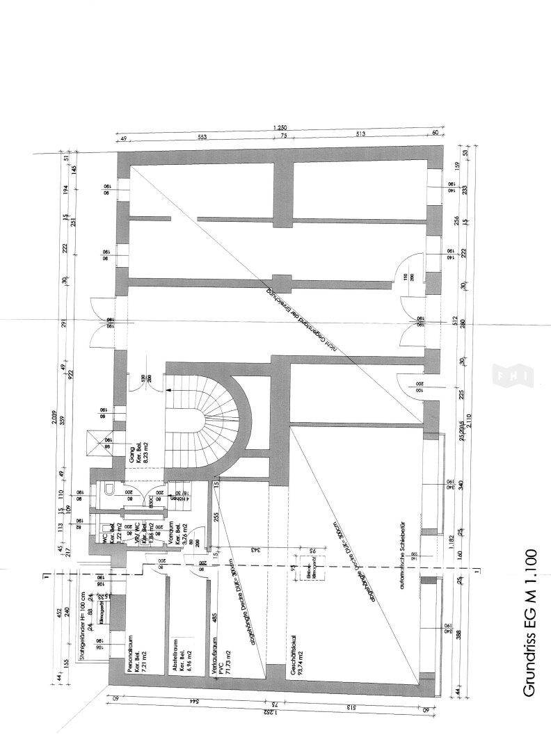 Detaillierter Grundriss des Erdgeschosses mit Raumaufteilung und Treppenhaus.