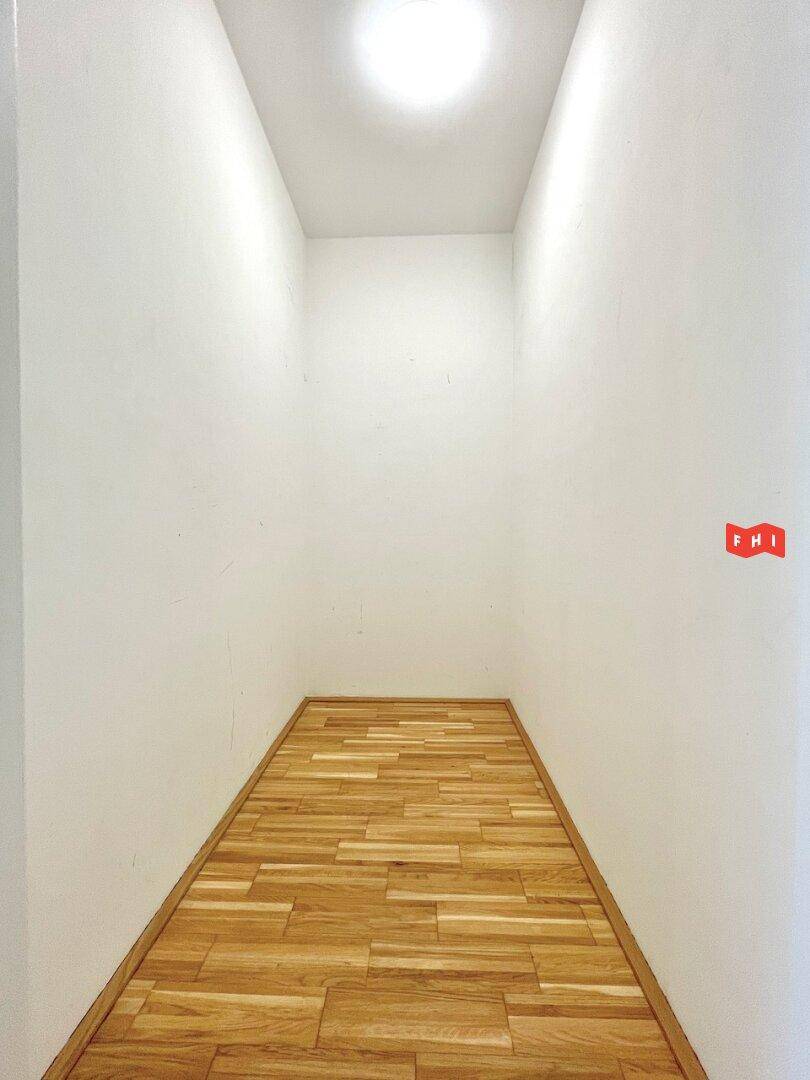 Praktischer Abstellraum mit Parkettboden, ideal für zusätzlichen Stauraum im Apartment.