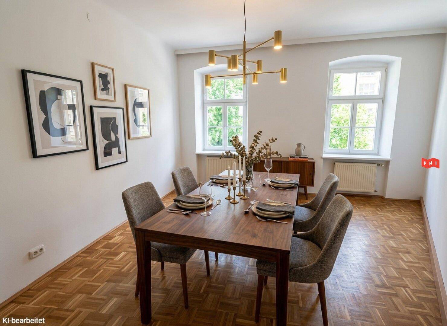 Eleganter Essbereich mit Holztisch, modernen Stühlen und großen Fenstern für viel Tageslicht.