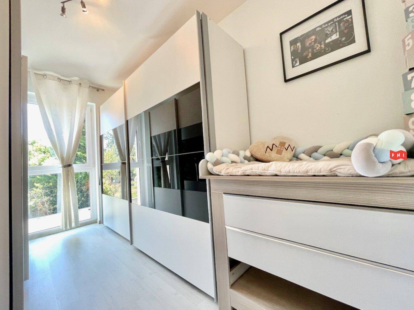 Heller Flur mit Einbauschränken und Fenster, ideal als Ankleidebereich nutzbar.
