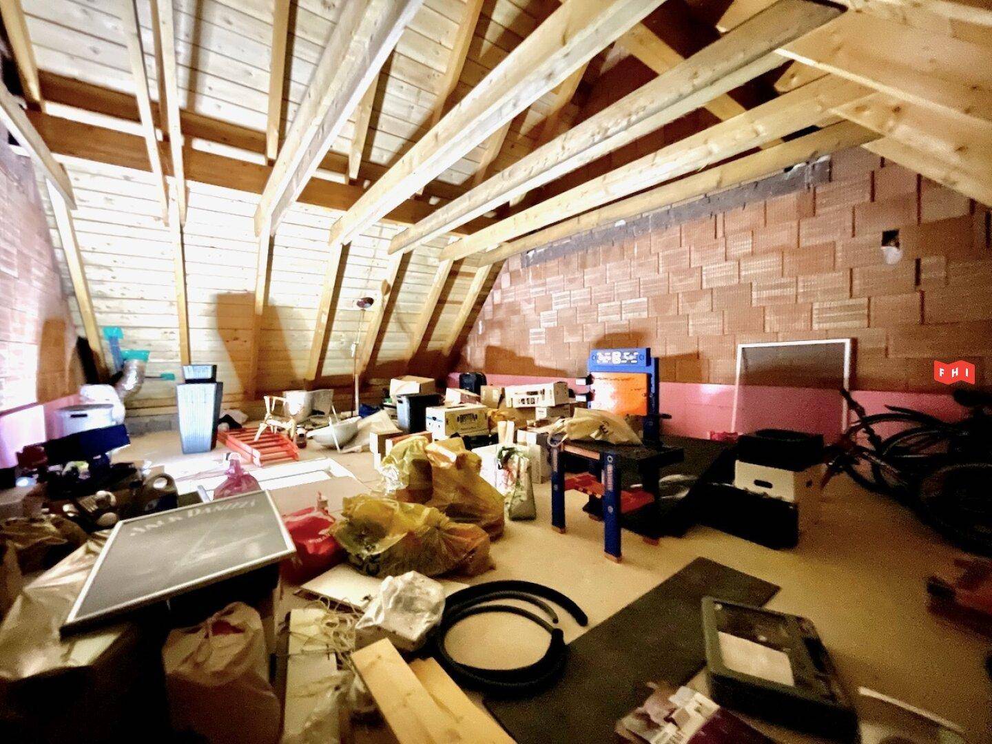 Unausgebauter Dachboden mit sichtbarer Holzkonstruktion, der viel Stauraum und Ausbaupotenzial bietet.