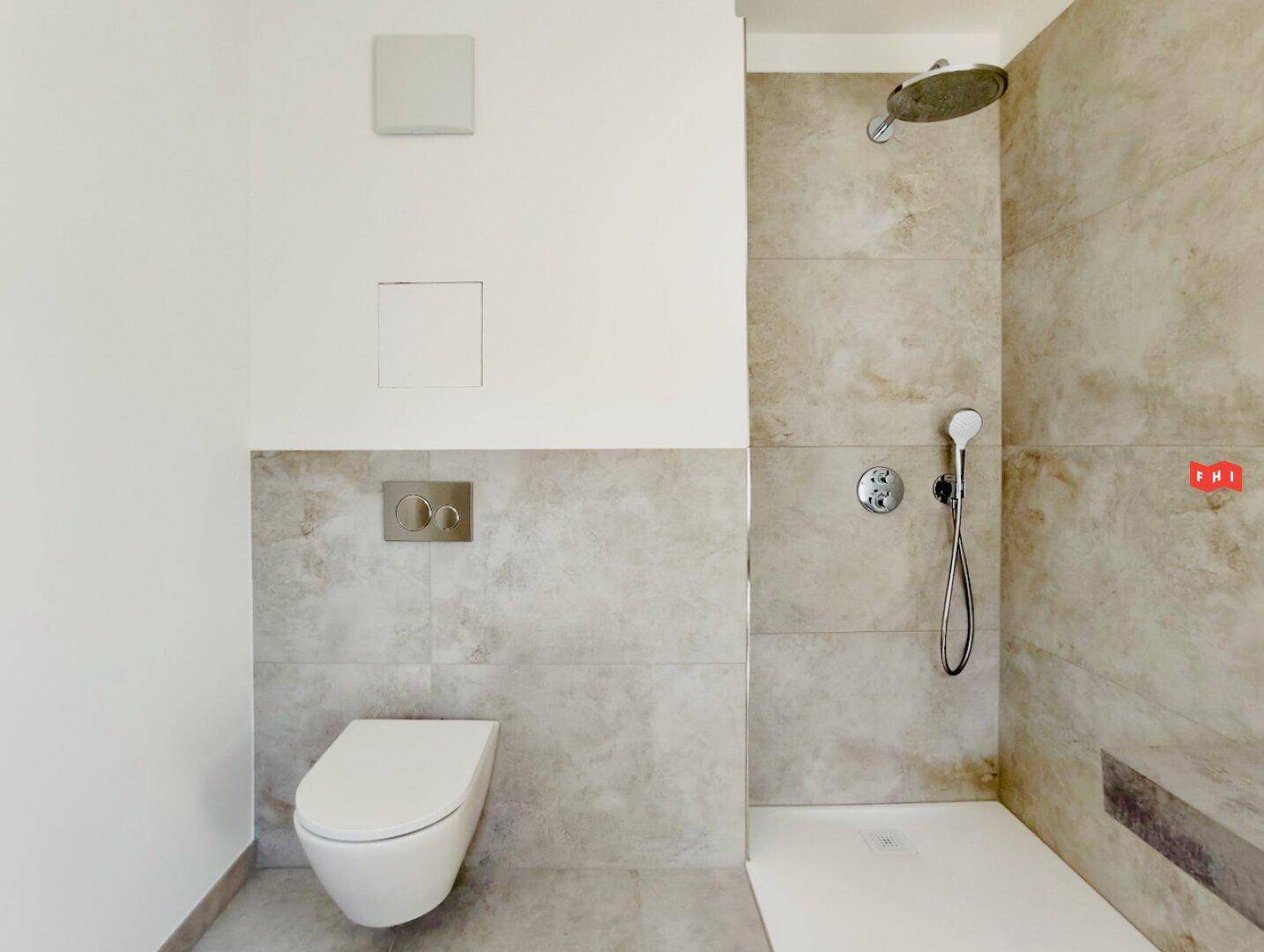 Modernes Badezimmer mit begehbarer Dusche, Regenbrause und Wand-WC in hellen Farbtönen.