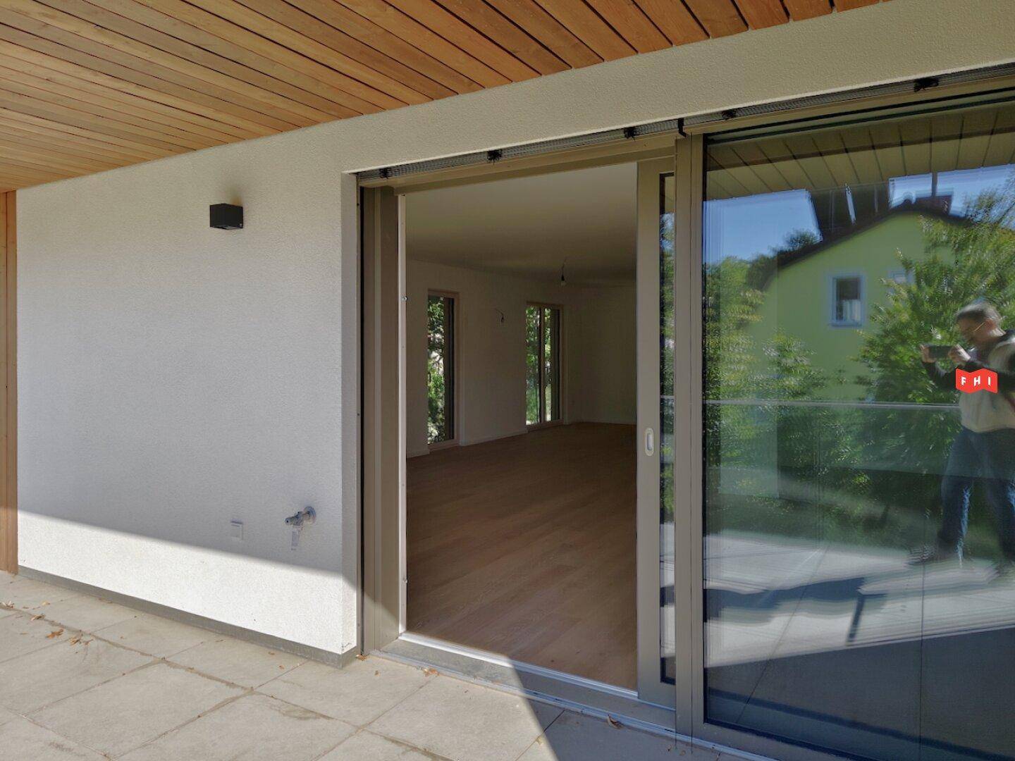Balkon mit Schiebetür zum Innenbereich, bietet einen sonnigen Platz im Freien.