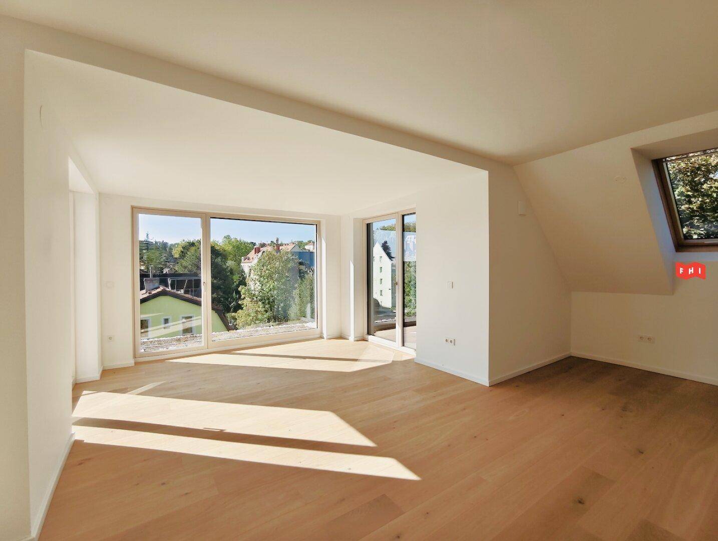 Großzügiges Wohnzimmer mit Holzboden, großen Fenstern und viel natürlichem Sonnenlicht.