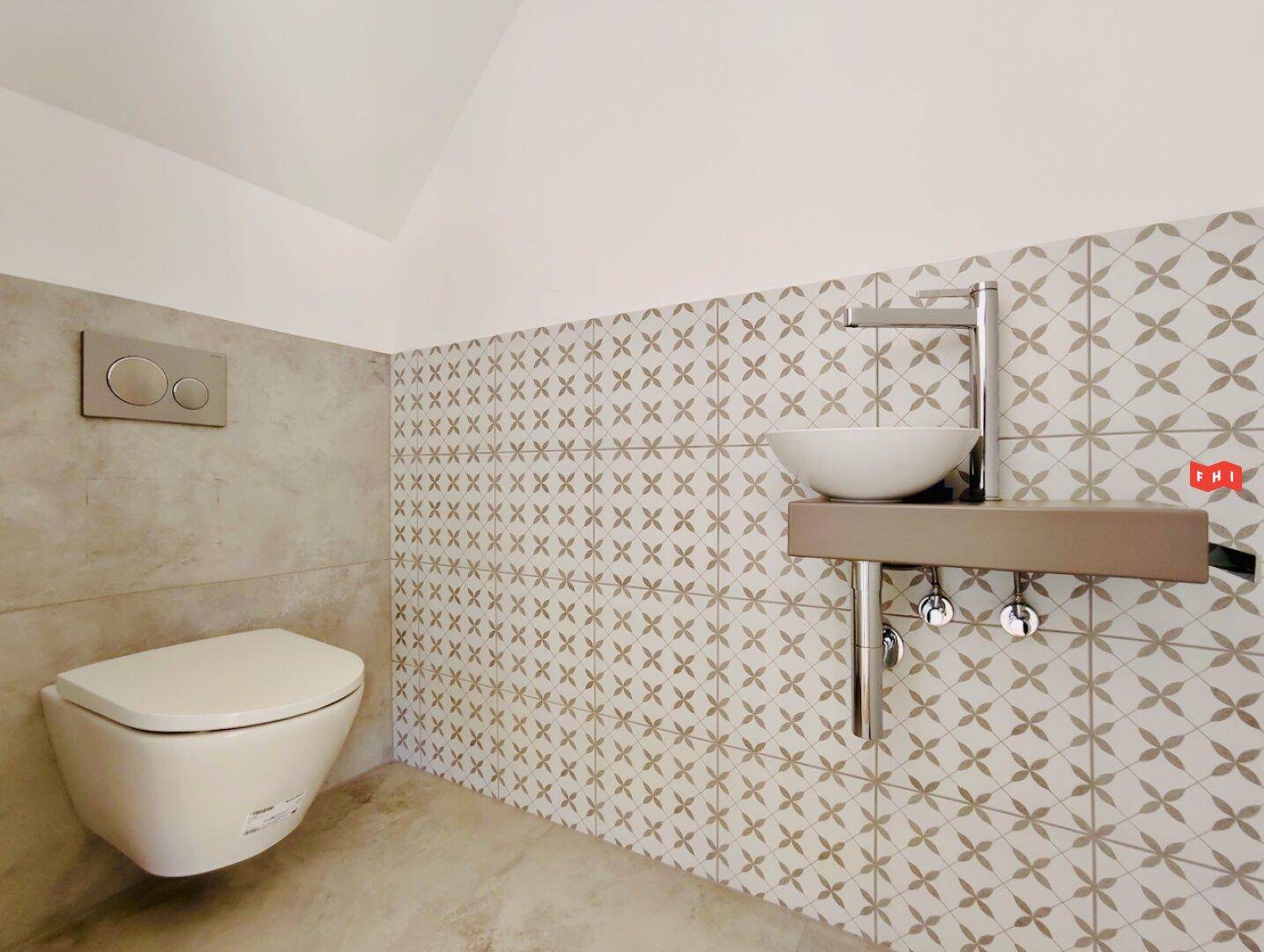 Modernes Gäste-WC mit Wand-WC, stilvollen Fliesen und einem eleganten Aufsatzwaschbecken.