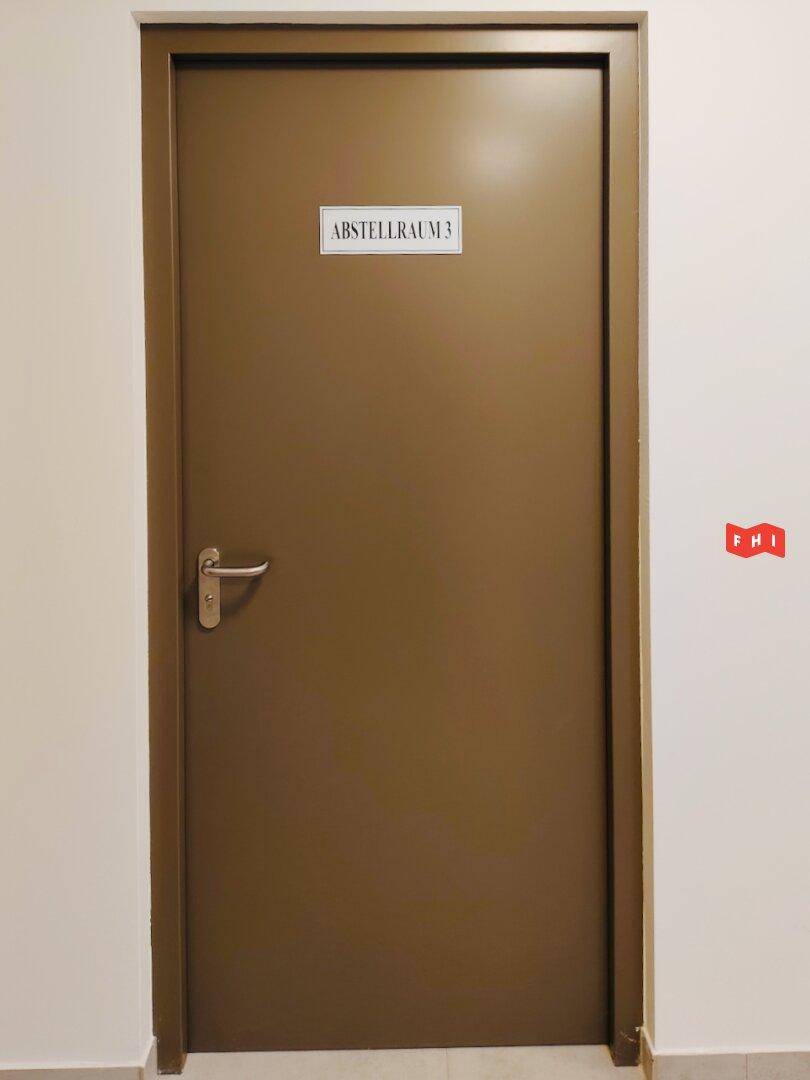 Tür zu einem praktischen Abstellraum, der zusätzlichen Stauraum im Gebäude bietet.