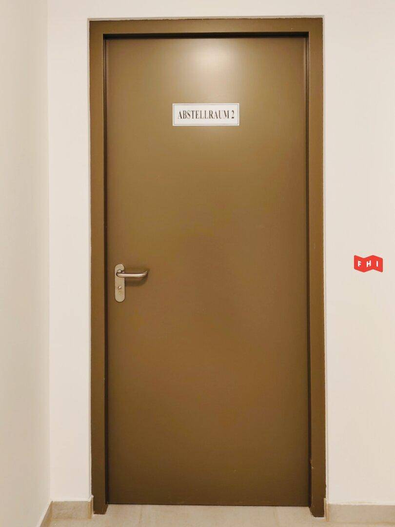 Tür zu einem Abstellraum, der zusätzlichen Stauraum im Gebäude bietet.