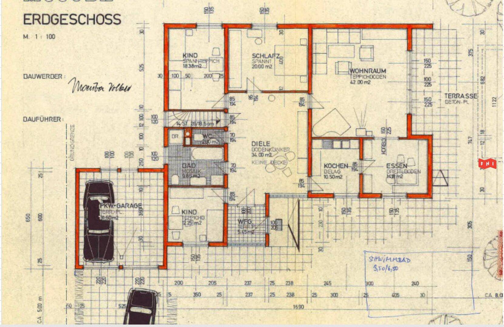 Grundriss des Erdgeschosses mit offenem Wohnbereich, Küche, Esszimmer, Schlafzimmern, Bad, Gäste-WC, Terrasse und integrierter Garage.