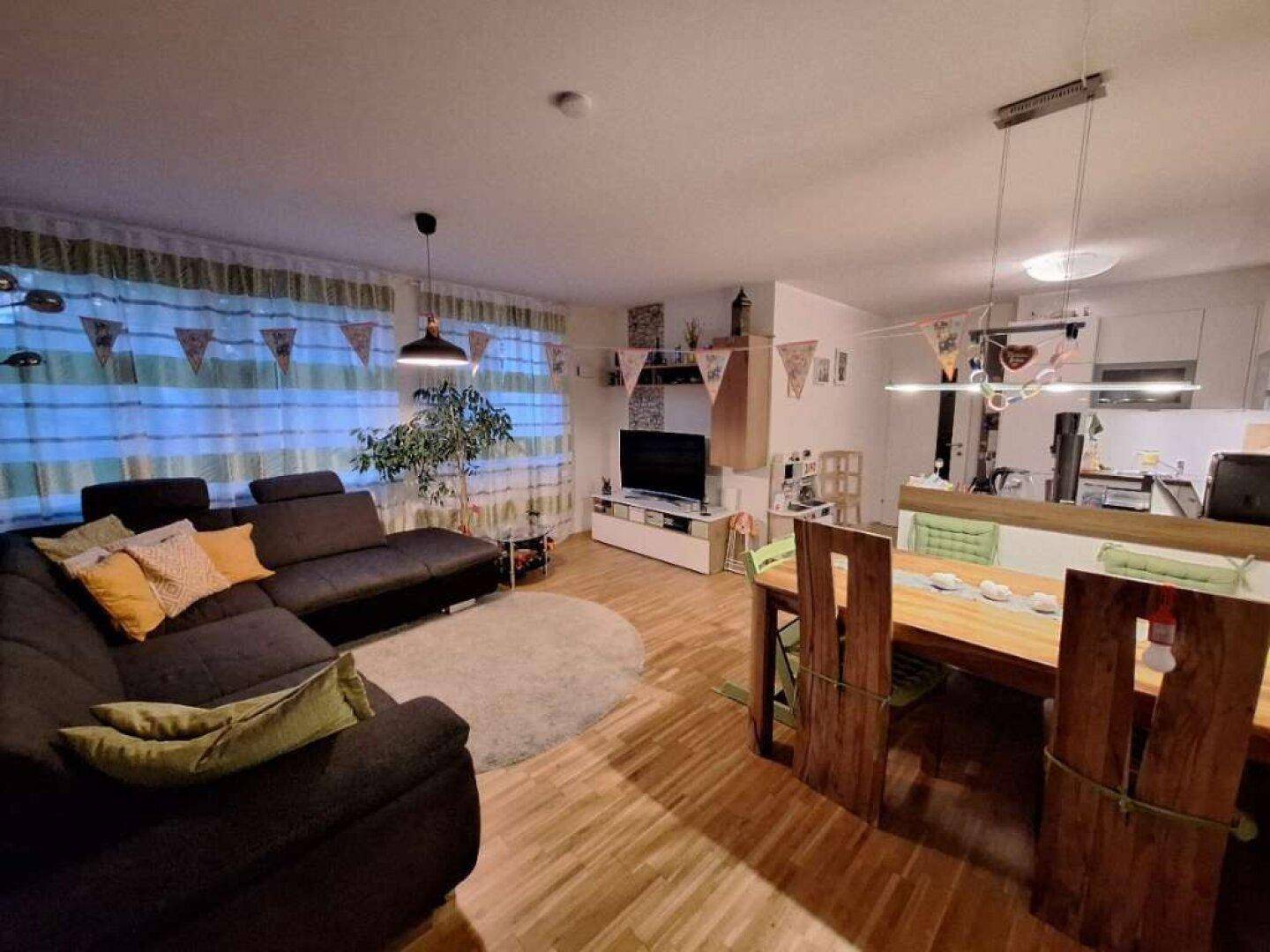 Offene Wohnküche mit Essbereich und gemütlicher Sitzecke, ideal für geselliges Beisammensein.