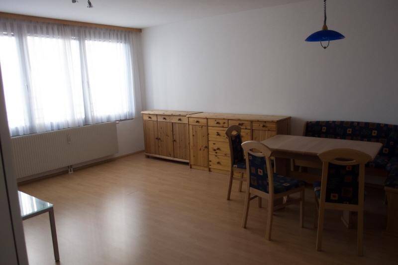 Blick ins Wohnzimmer vom Vorzimmer