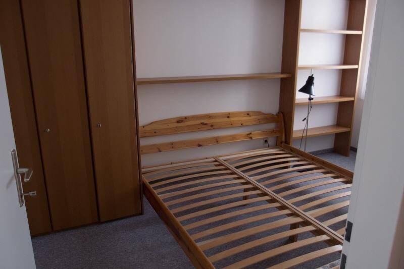 Schlafzimmer von Wohnzimmertüre aus betrachtet