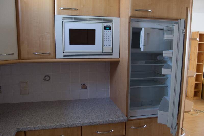 Microwelle und Kühlschrank mit Tiefkühlfach