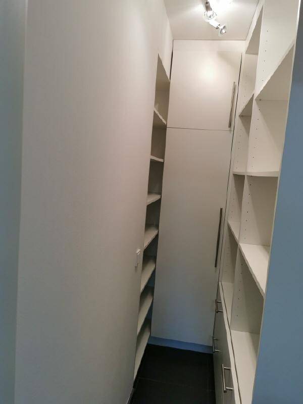 Praktischer begehbarer Kleiderschrank mit vielen Regalen und Stauraum für Kleidung.