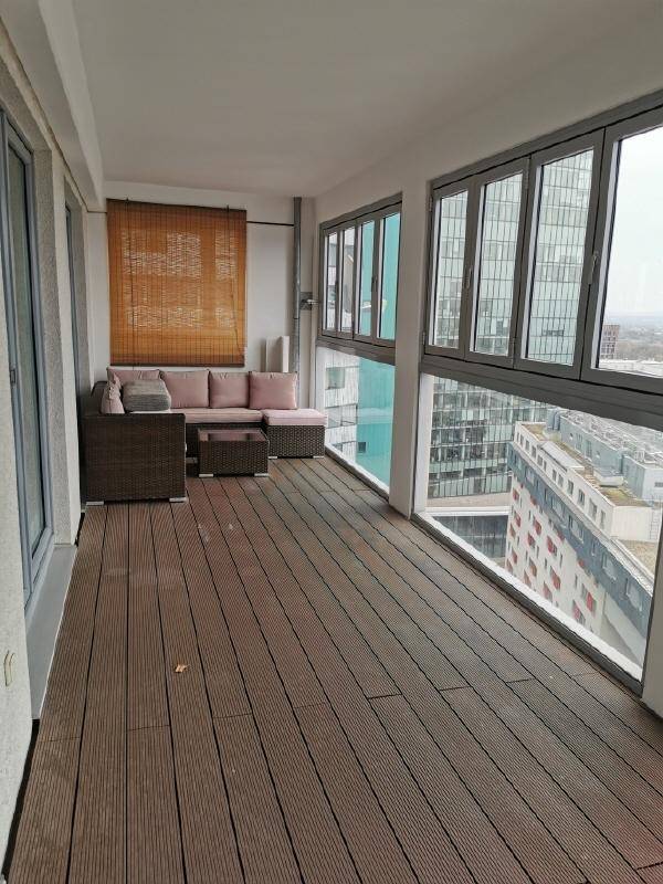 Geräumiger Balkon mit Sitzgelegenheiten und Blick auf die umliegenden Gebäude.