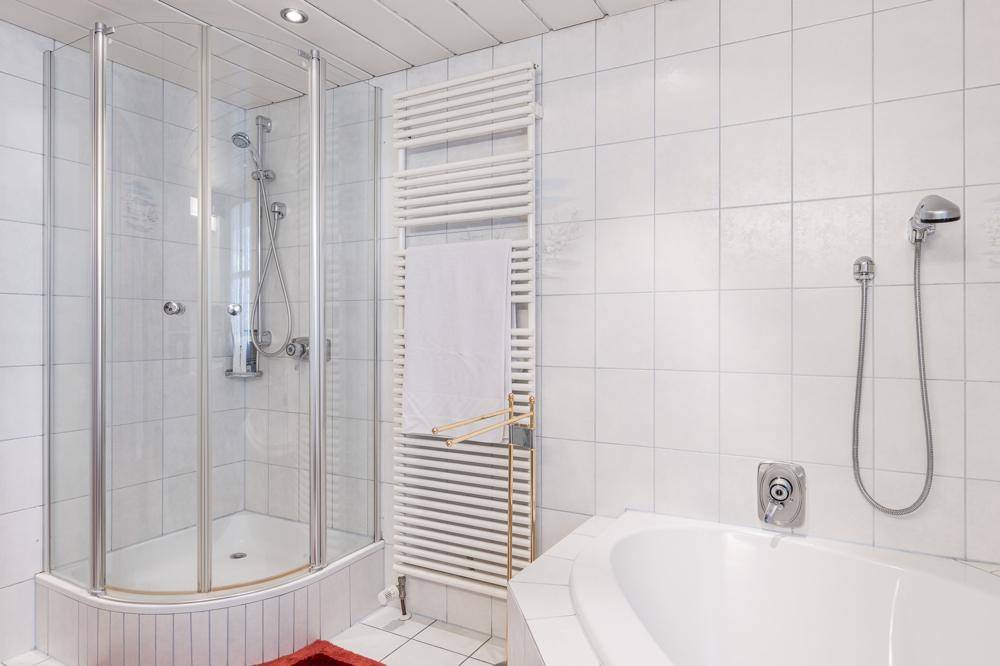 Haus mit weitläufigem Garten und Geschäftslokal - Mehr