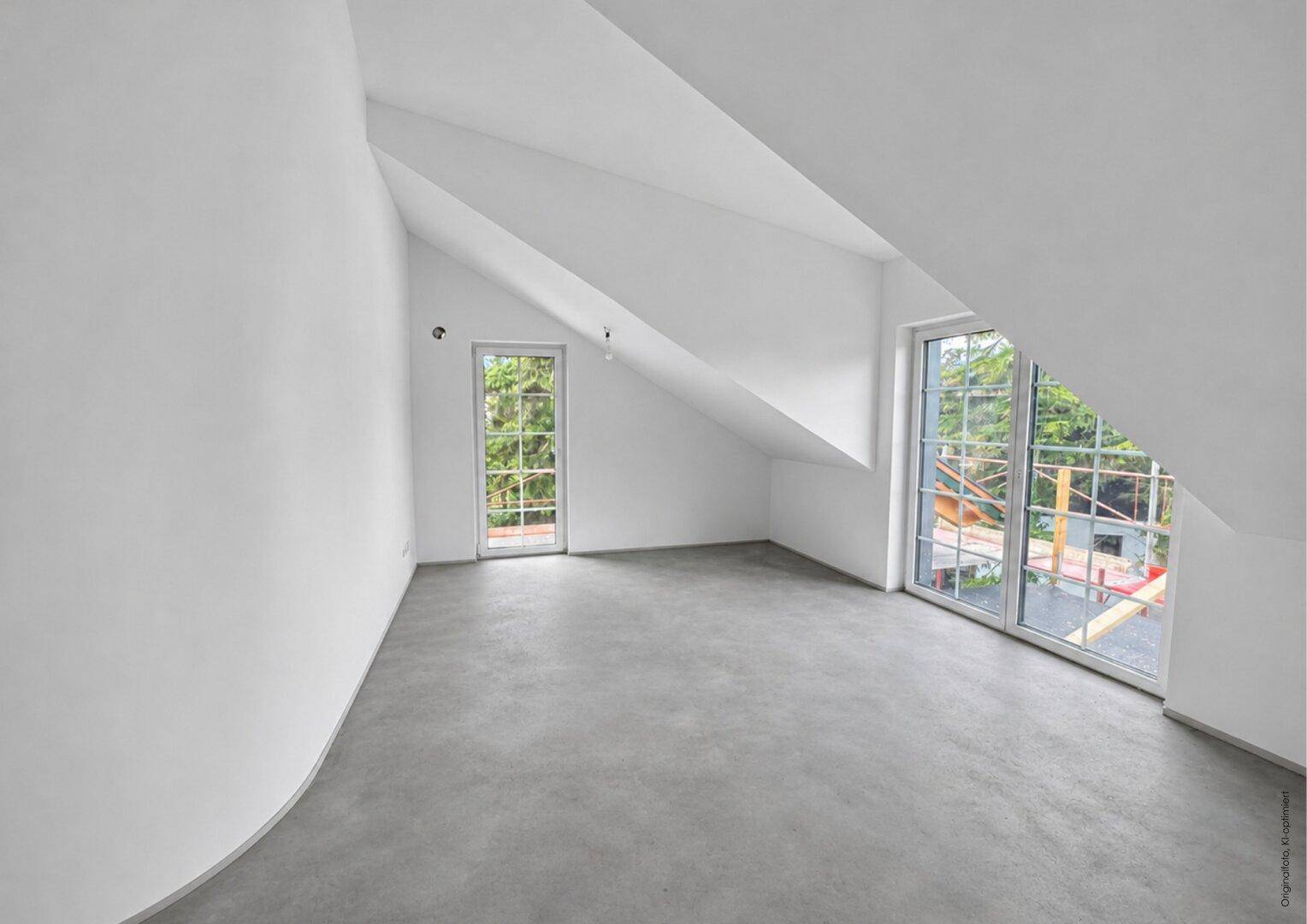Geräumiger Dachgeschossraum mit viel Tageslicht, schrägen Decken und grünem Ausblick.
