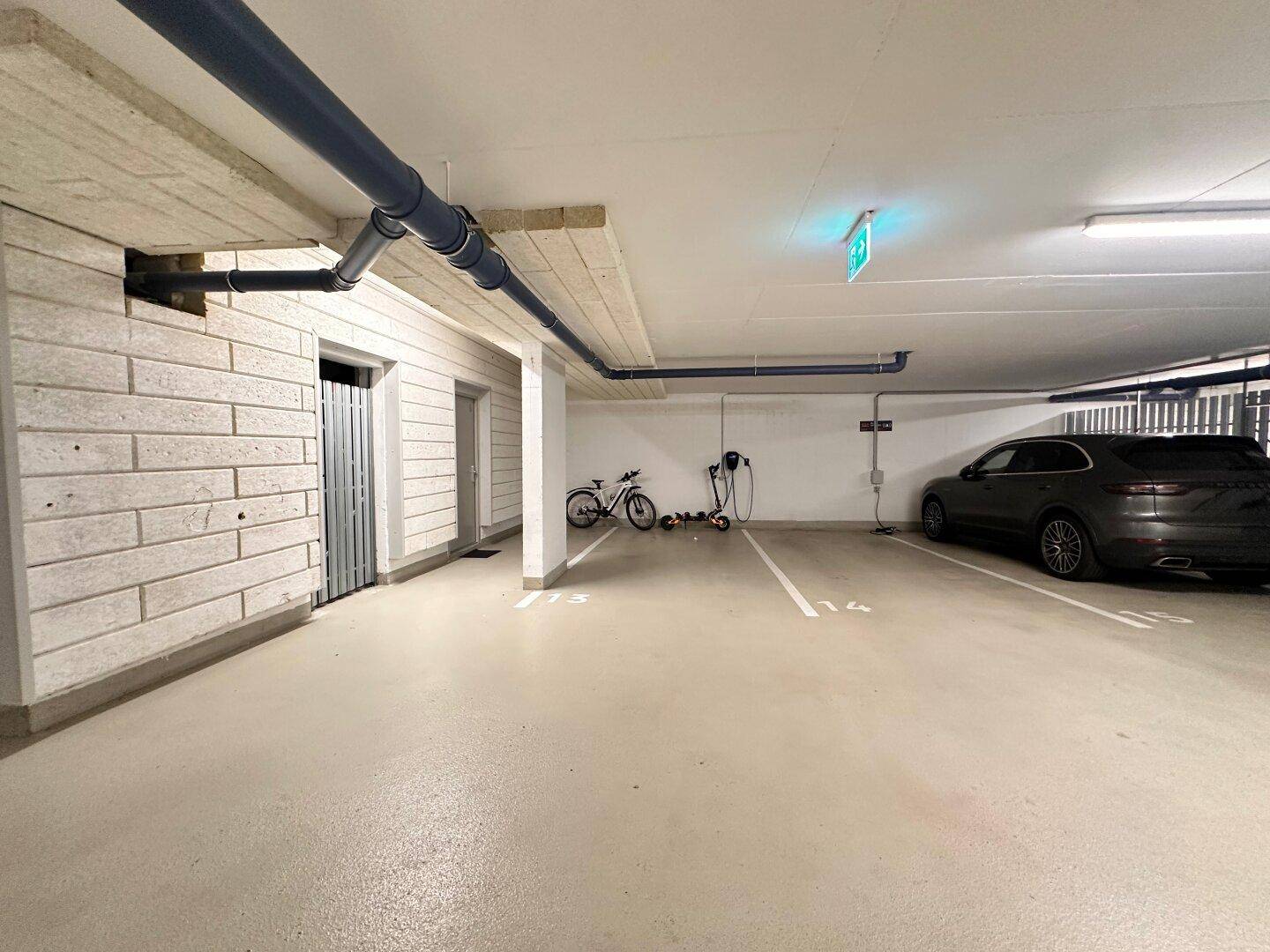 Tiefgarage mit Stellplätzen, Fahrradabstellmöglichkeiten und Ladestation für Elektrofahrzeuge.