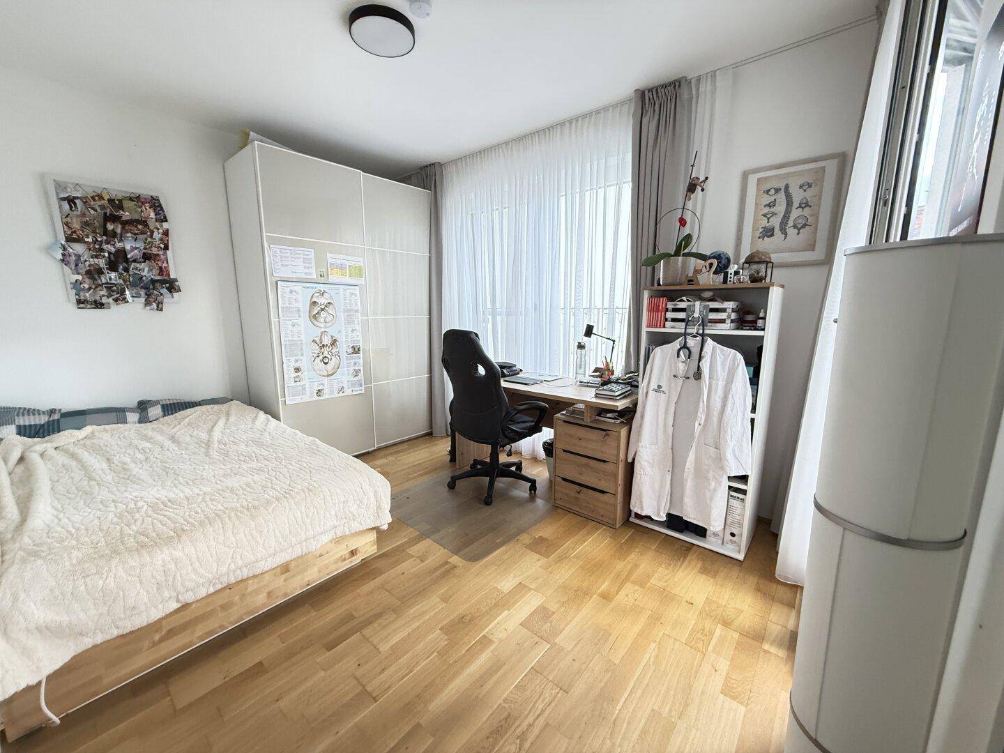 Vielseitiges Zimmer mit Bett, Schreibtisch und Stauraum, ideal als Gäste- oder Arbeitszimmer.