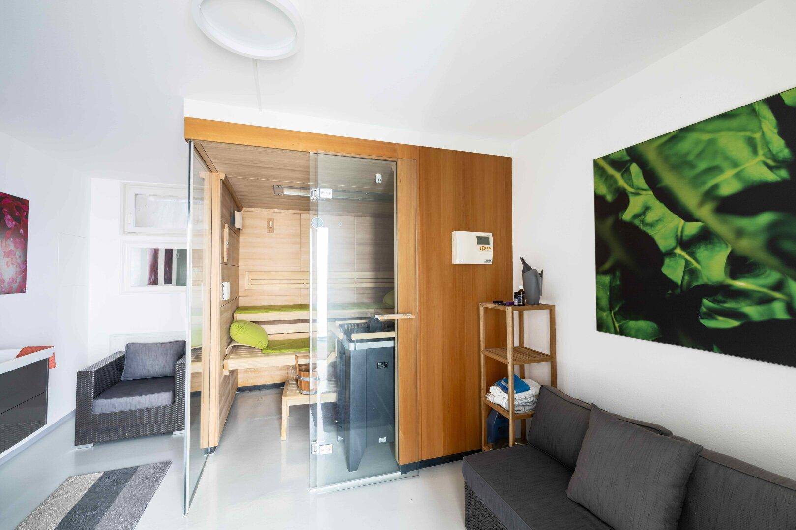 Moderner Wellnessbereich mit Sauna, Sitzgelegenheiten und entspannender Atmosphäre.