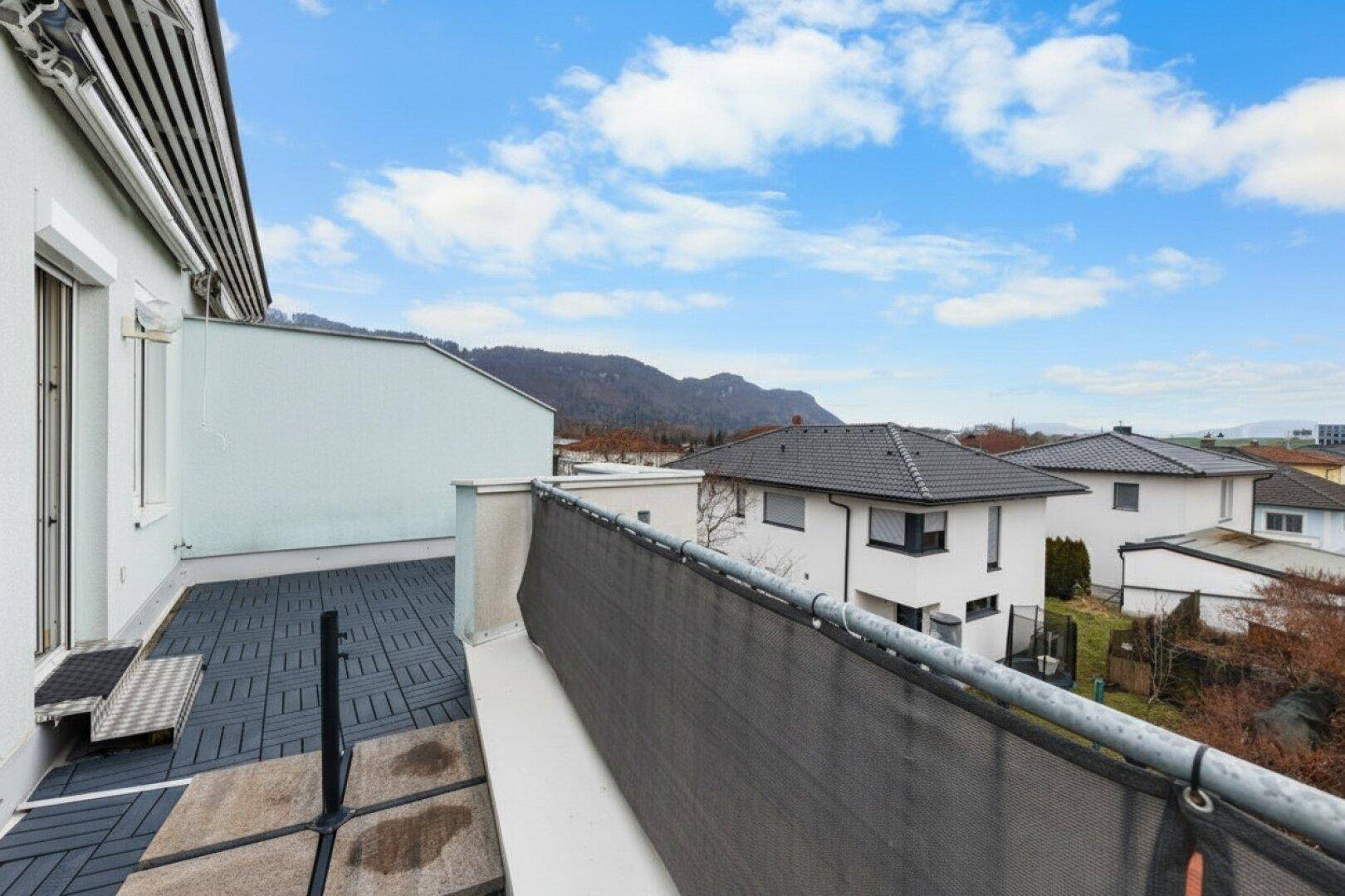 Dachterrasse mit weitem Blick auf die umliegende Landschaft und Berge.
