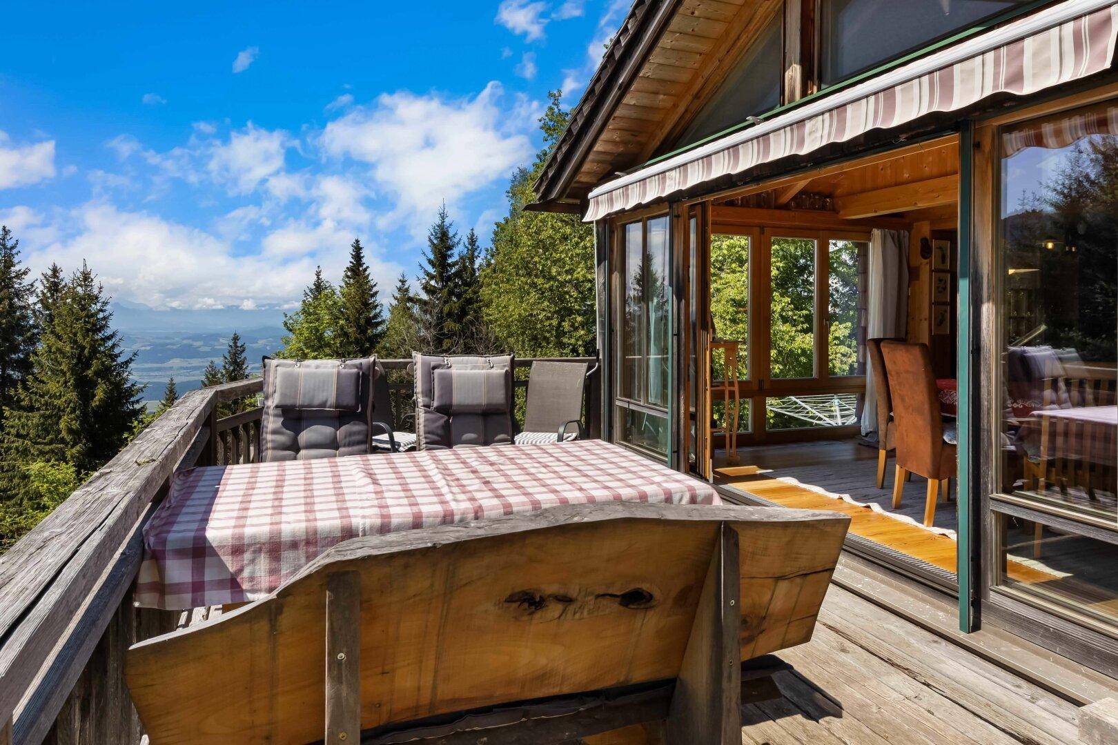 Geräumige Terrasse mit Esstisch und Stühlen, bietet einen weiten Blick über die Landschaft.