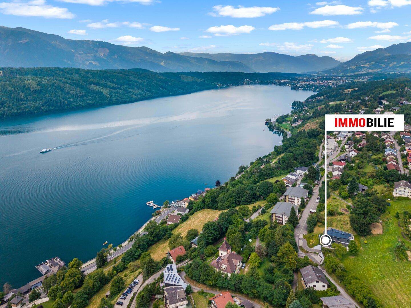 Panoramablick aus der Vogelperspektive auf die Immobilie am Seeufer mit umliegender Natur.