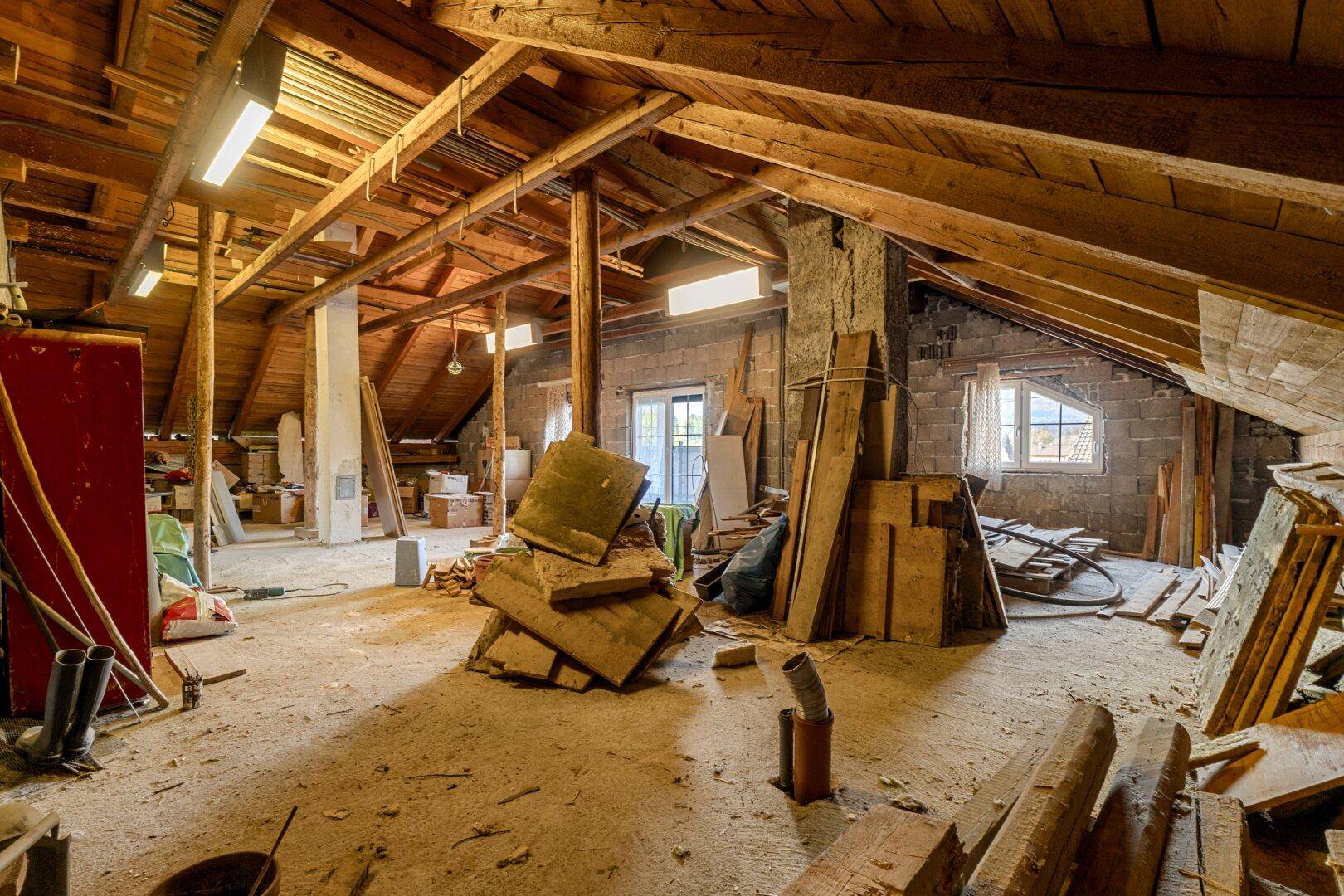 Unausgebauter Dachboden mit sichtbaren Holzbalken und Potenzial für weiteren Ausbau.
