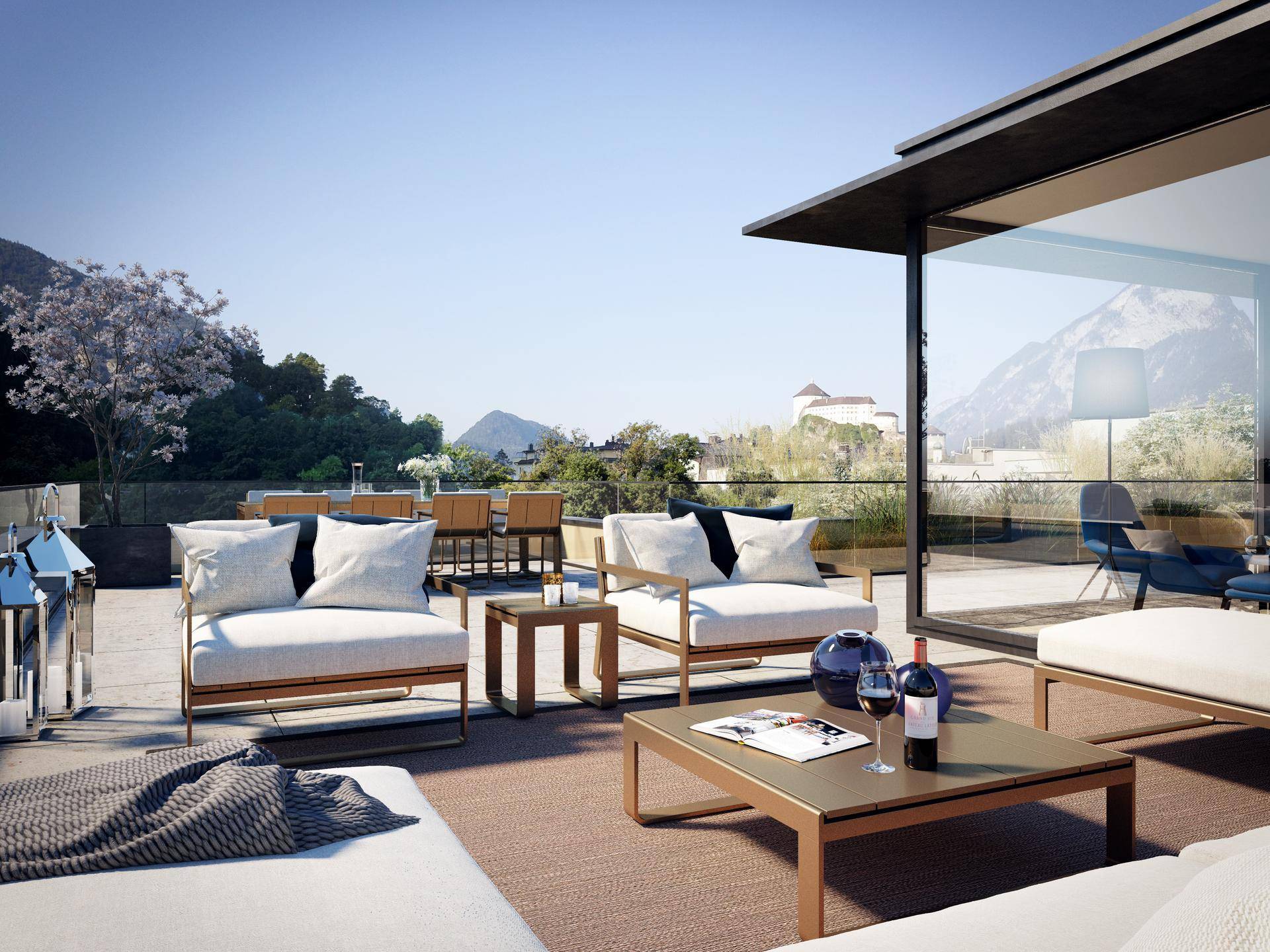 Elegante Terrasse mit bequemen Lounge-Sesseln und weitem Blick auf die umliegende Berglandschaft.