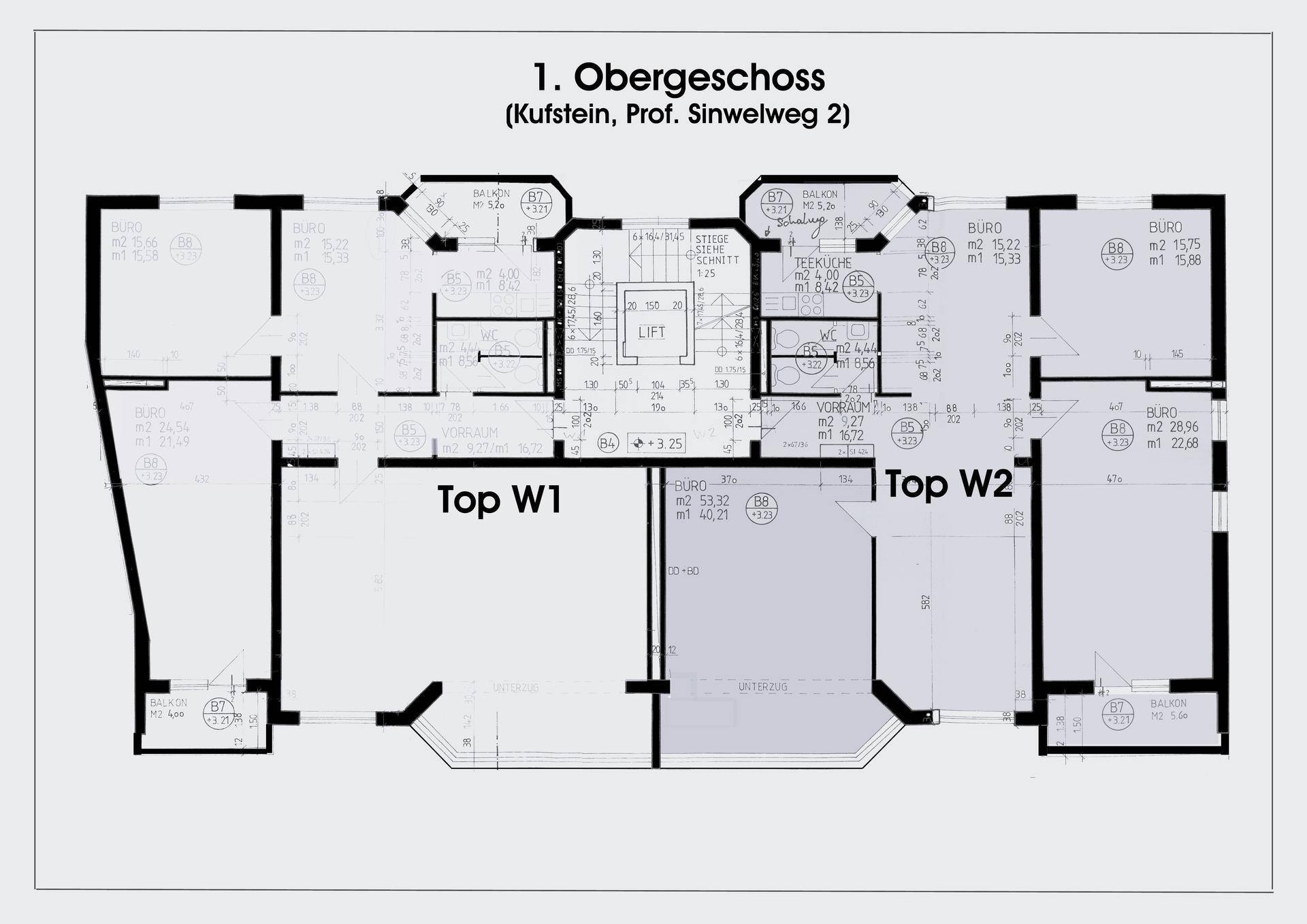 Grundriss des ersten Obergeschosses mit zwei Wohneinheiten, Balkonen und einem Aufzug.