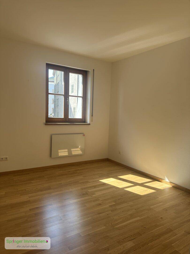 Heller Raum mit Parkettboden, einem Fenster und viel natürlichem Sonnenlicht, ideal für individuelle Gestaltung.