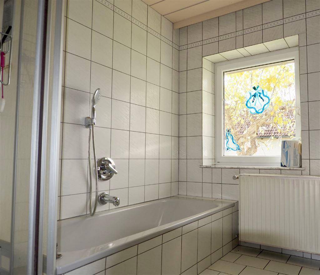 Bad im EG, Dusche, Wanne, Waschbecken und Fenster