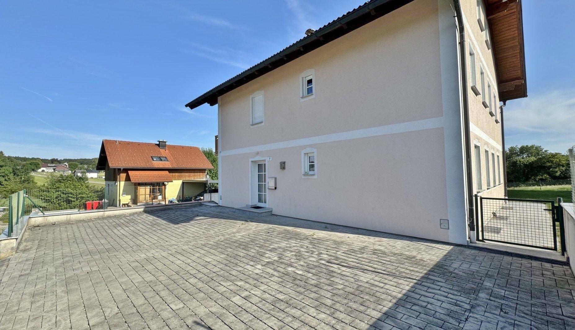 Großer gepflasterter Vorplatz mit ausreichend Parkmöglichkeiten neben dem Haus.